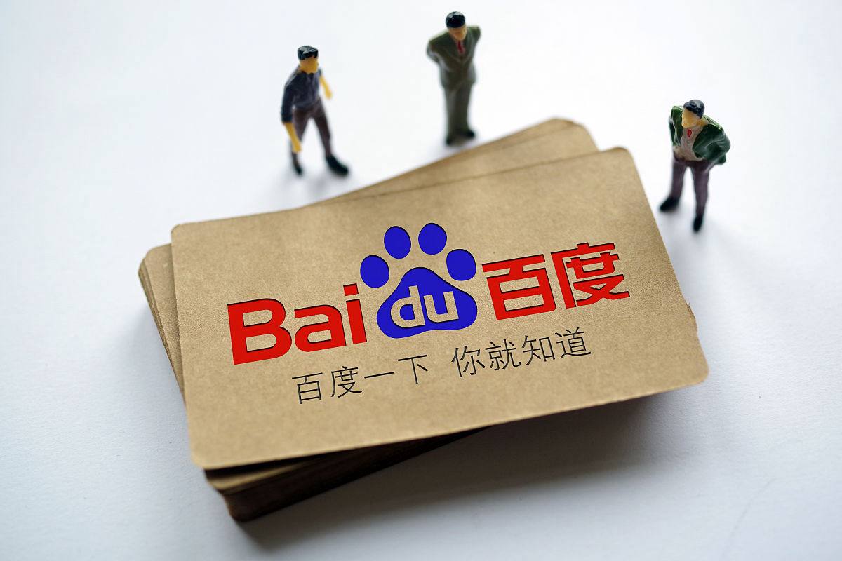 足球赌注软件官方网站新娘出嫁路过已逝父亲坟前冒雨跪拜